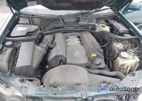 1998 Mercedes-Benz E 320 z USA, uszkodzony, nr VIN WDBJF65F2WA675501